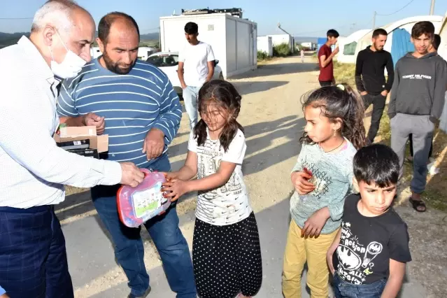 Son dakika haber... Çadırlarda yaşayan çocukların oyuncak sevinci