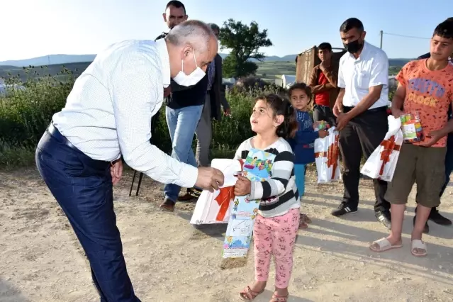 Son dakika haber... Çadırlarda yaşayan çocukların oyuncak sevinci