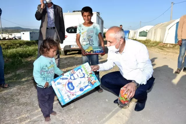 Son dakika haber... Çadırlarda yaşayan çocukların oyuncak sevinci