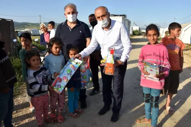 Son dakika haber... Çadırlarda yaşayan çocukların oyuncak sevinci