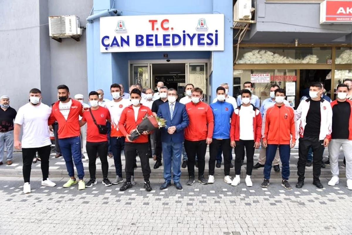 Çan Belediyesi güreş kulübü pehlivanları davul zurna ile karşılandı