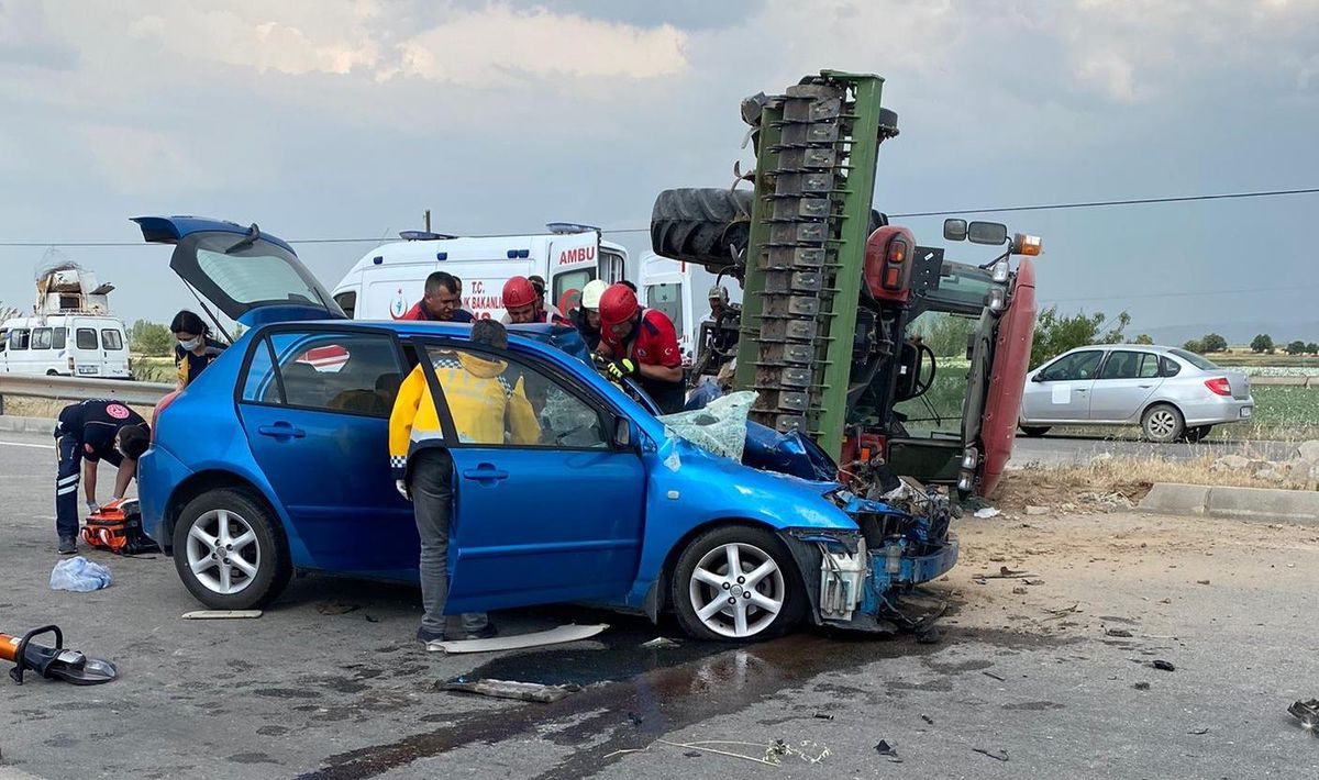 Denizli\'de traktöre bağlı tarım aletine çarpan otomobildeki 4 kişi yaralandı