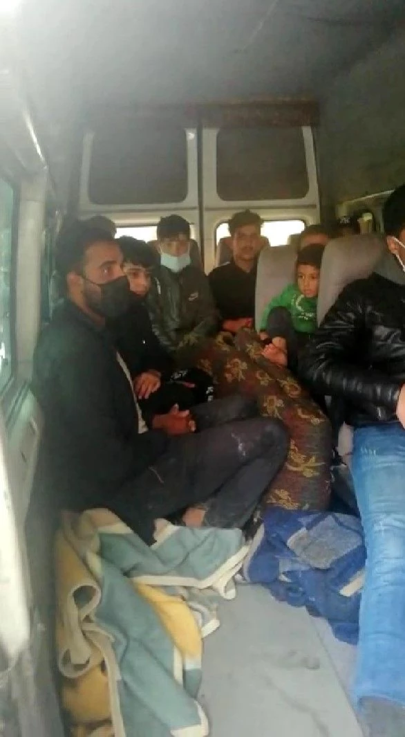 Durdurulan minibüsten 23 düzensiz göçmen çıktı