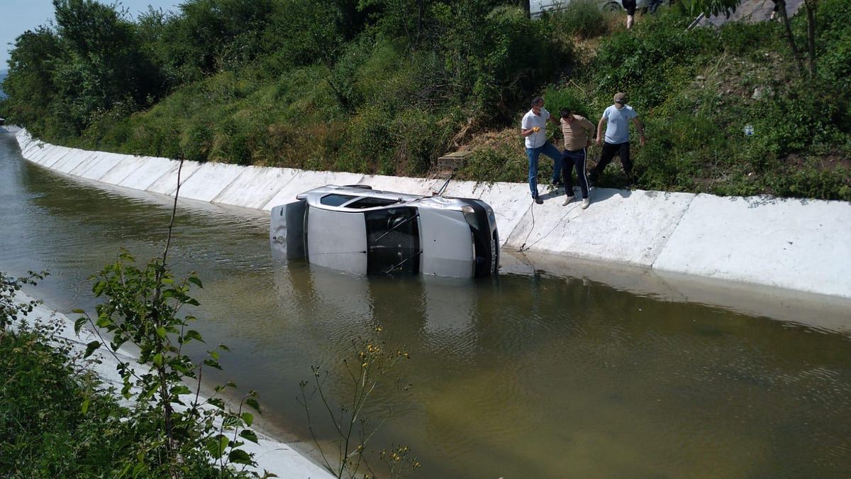 Düzce\'de dereye devrilen otomobilin sürücüsü yaralandı