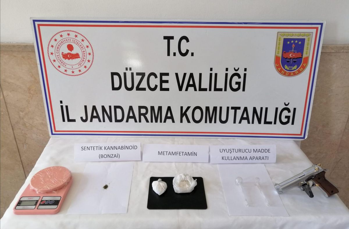 Düzce\'de otomobilde uyuşturucuyla yakalanan 2 şüpheli gözaltına alındı