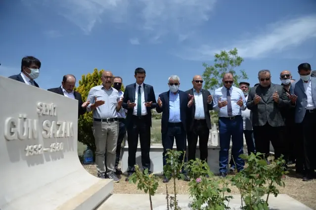 Son dakika haberi! ESKİŞEHİR - Eski Gümrük ve Tekel Bakanı Gün Sazak kabri başında anıldı