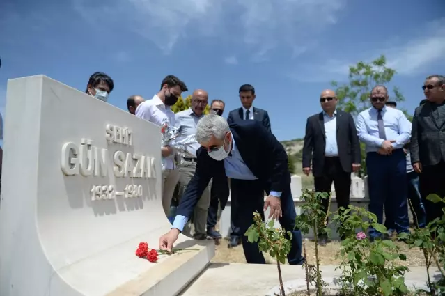 Son dakika haberi! ESKİŞEHİR - Eski Gümrük ve Tekel Bakanı Gün Sazak kabri başında anıldı