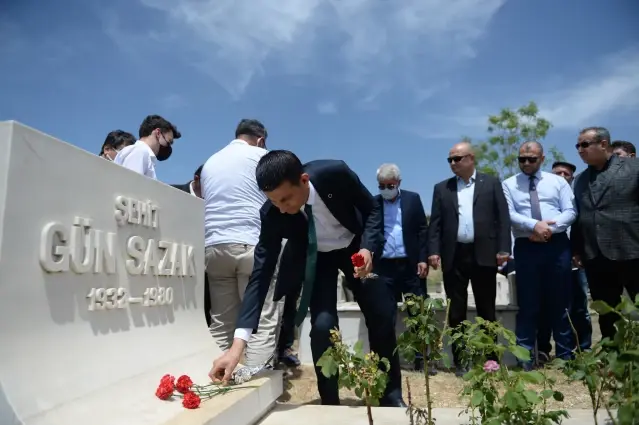 Son dakika haberi! ESKİŞEHİR - Eski Gümrük ve Tekel Bakanı Gün Sazak kabri başında anıldı