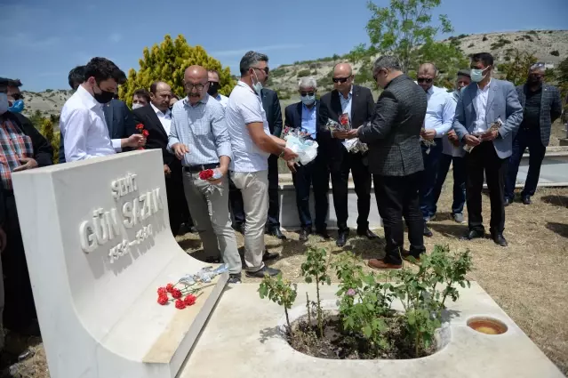 Son dakika haberi! ESKİŞEHİR - Eski Gümrük ve Tekel Bakanı Gün Sazak kabri başında anıldı