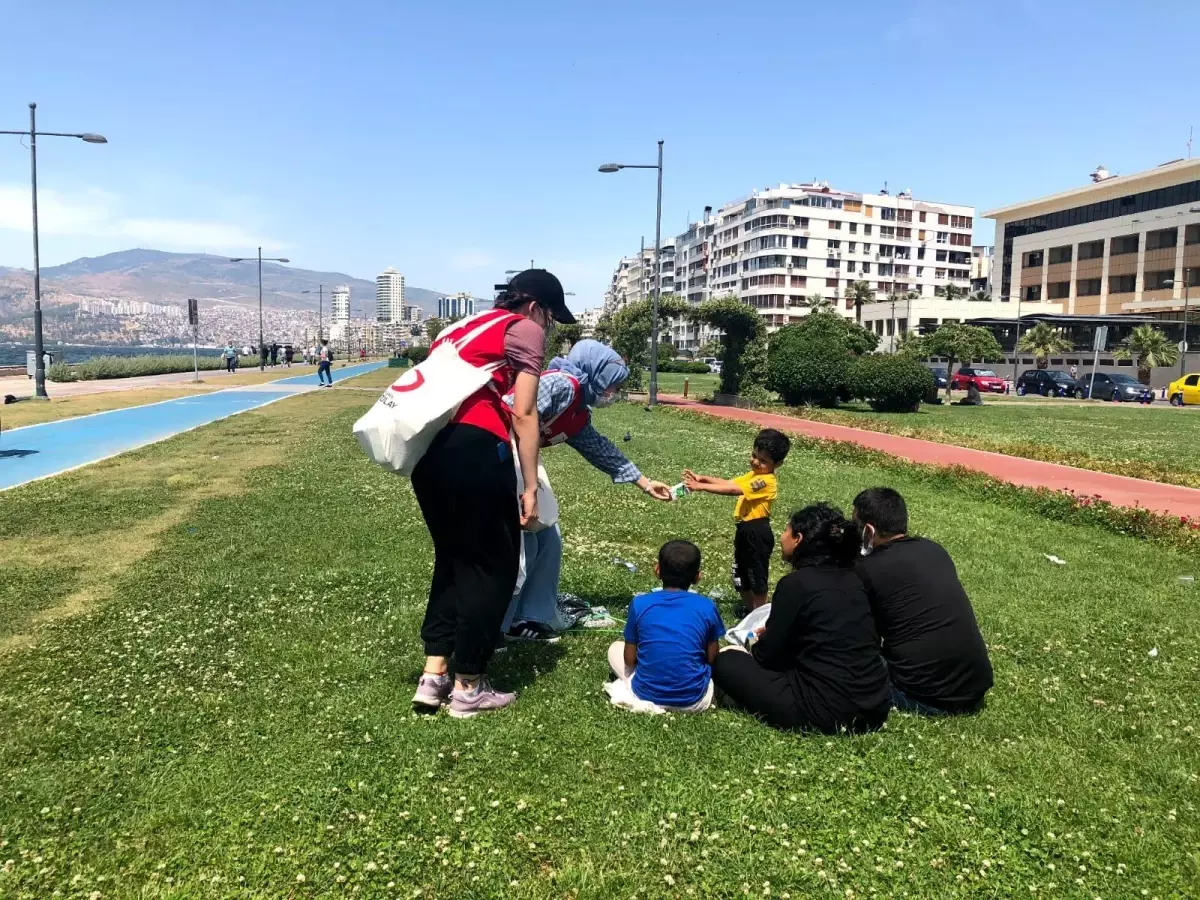 Genç Kızılay Gönüllüleri Çocuklara Kutu Süt Dağıttı