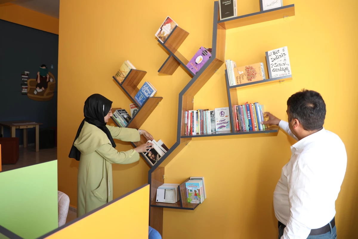Gürpınar Belediyesinden 2 okula kitap desteği