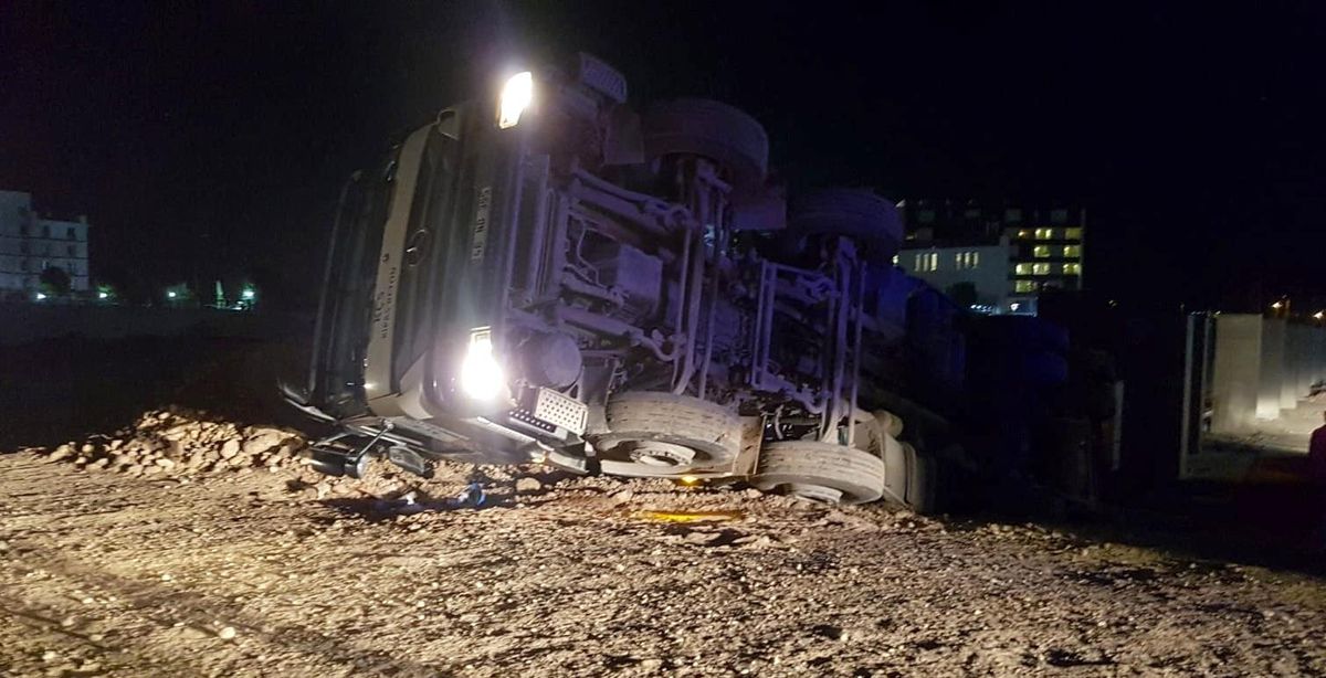 Hastane inşaatında beton mikseri devrildi: 1 yaralı