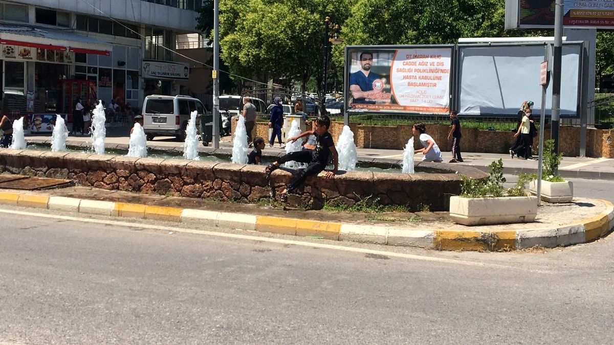 Havalar ısındı çocuklar havuza girdi
