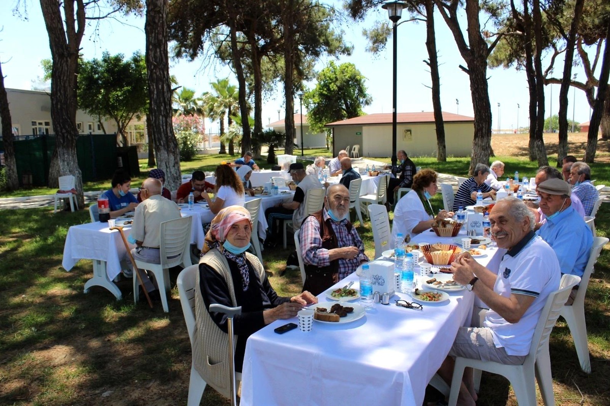 Huzurevi sakinleri uzun bir aradan sonra açık havada gezip şarkılarla eğlendi
