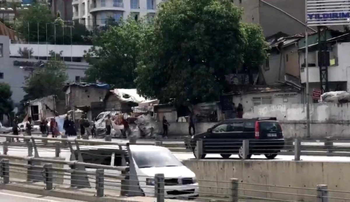 Son dakika haber: İstanbul\'un göbeğinde taş, sopa ve pompalı tüfekli kavga kamerada