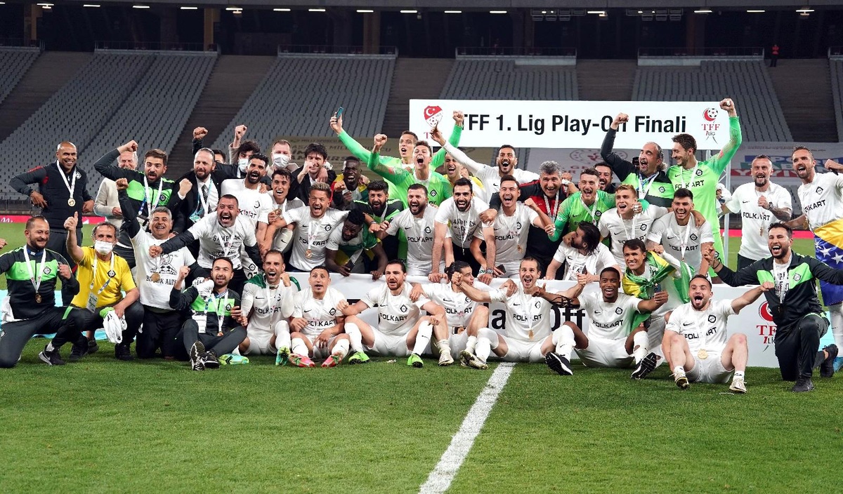 İzmir, 18 yıl aranın ardından iki takımıyla Süper Lig\'de