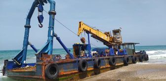 Karasu'da kurtarma teknesi karaya oturdu