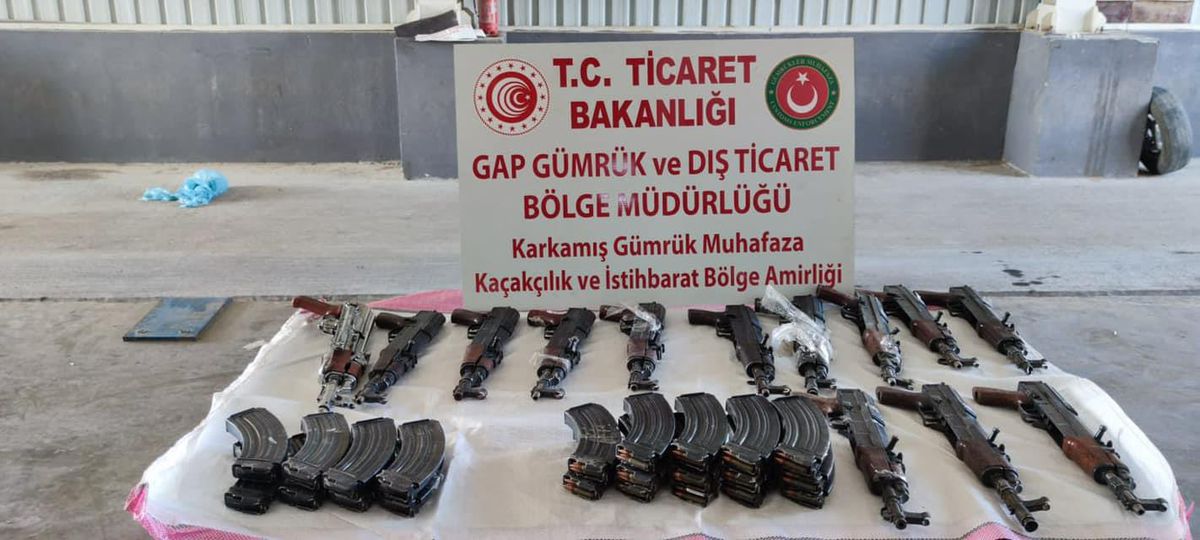 Son Dakika | Karkamış Gümrük Kapısı\'nda bir minibüste 13 uzun namlulu silah ele geçirildi