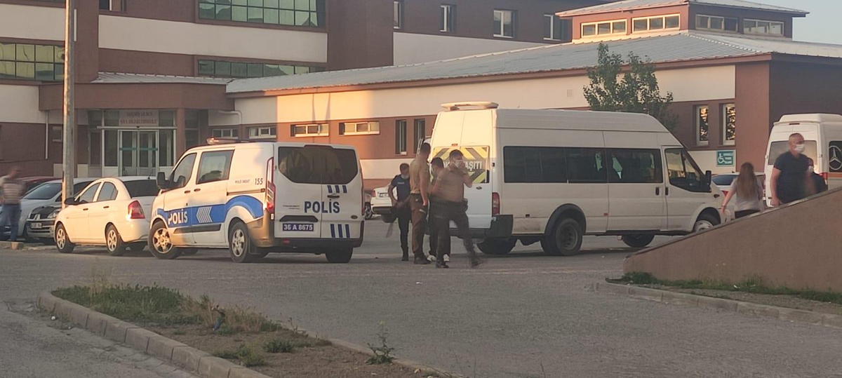 Kars\'ta akrabalar arasında çıkan arazi kavgasında 1 kişi silahla yaralandı