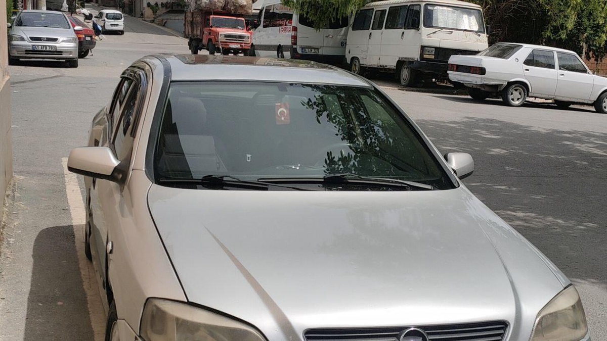Son dakika haberi... Kocaeli\'de otomobille çarpışan motosiklet sürücüsünün yaralandığı trafik kazası güvenlik kamerasında