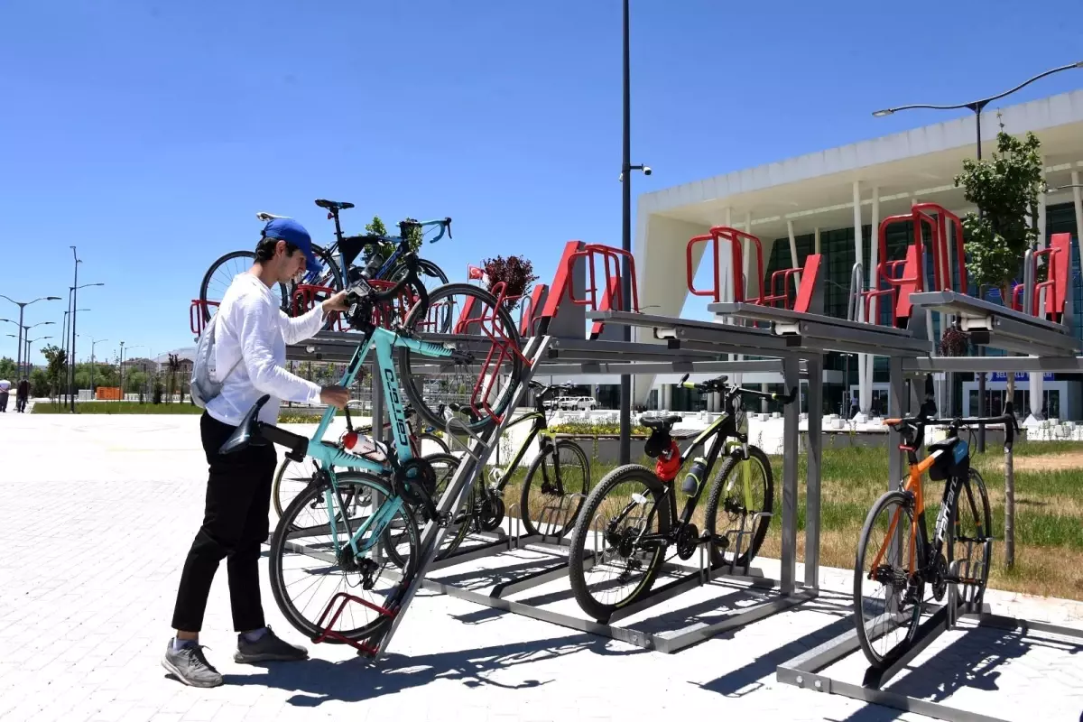 Konya Büyükşehir\'den iki katlı yeni nesil bisiklet parkı