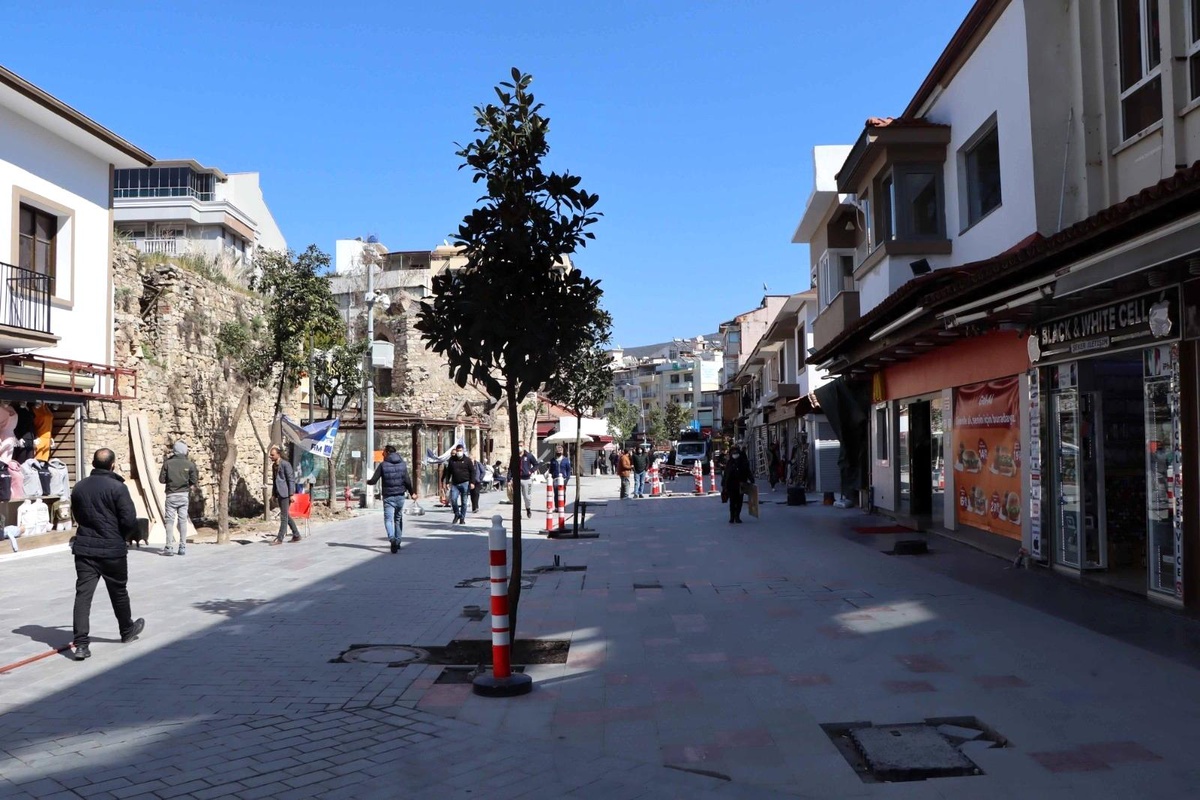 Kuşadası\'nda esnaf dört gözle dükkanlarının açılacağı günü bekliyor