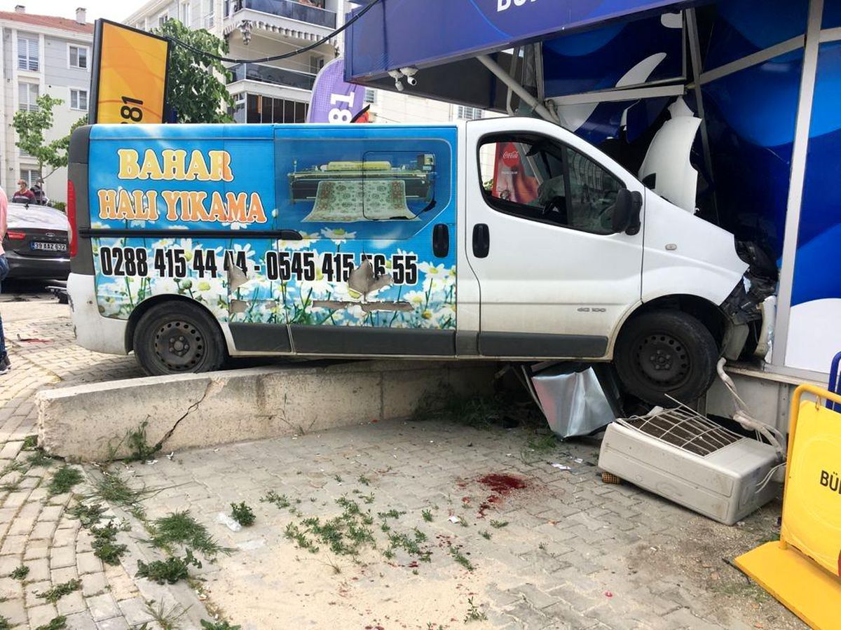 Minibüs ile otomobil çarpıştı: 1 yaralı