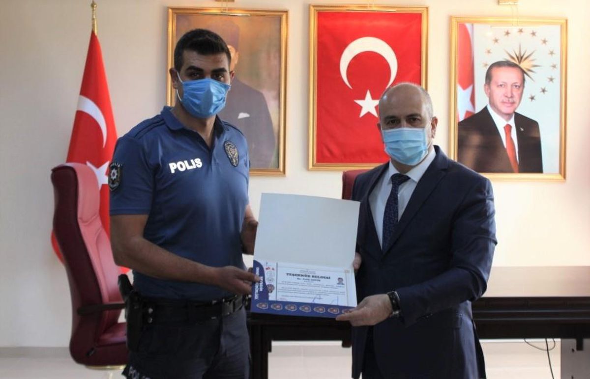 Nevşehir\'de cüzdanını kaybeden ihtiyaç sahibi kadına yardımcı olan polislere teşekkür belgesi