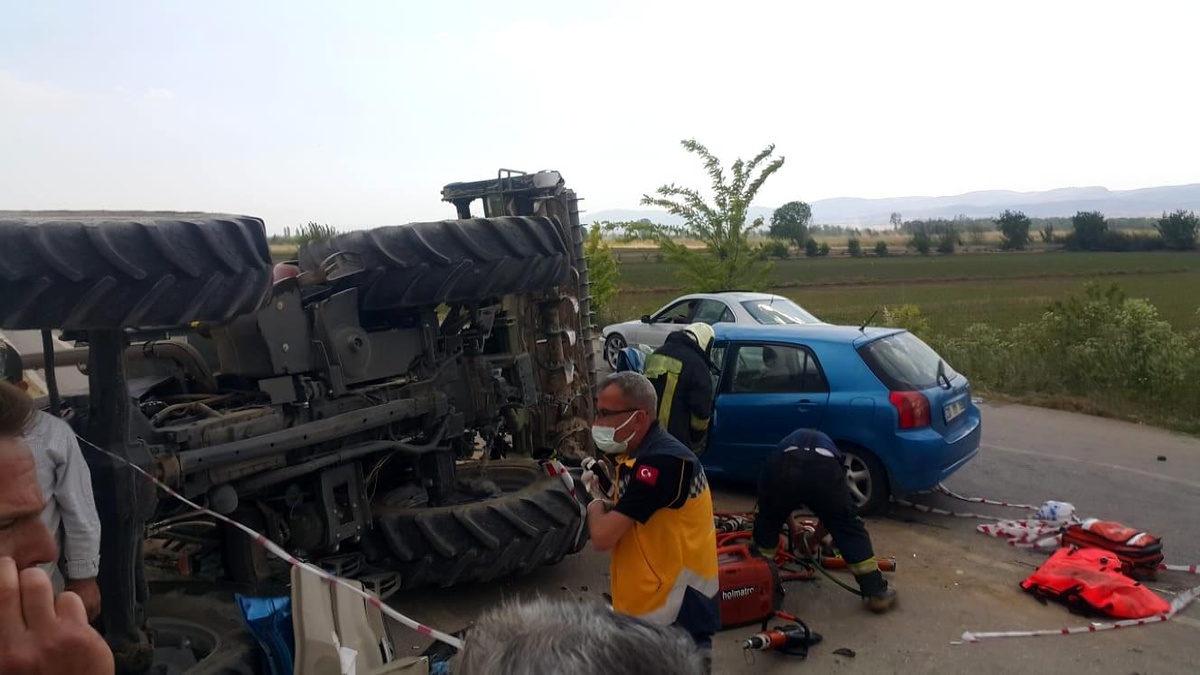 Otomobil traktöre bağlı tarım aletine çarptı: 5 yaralı