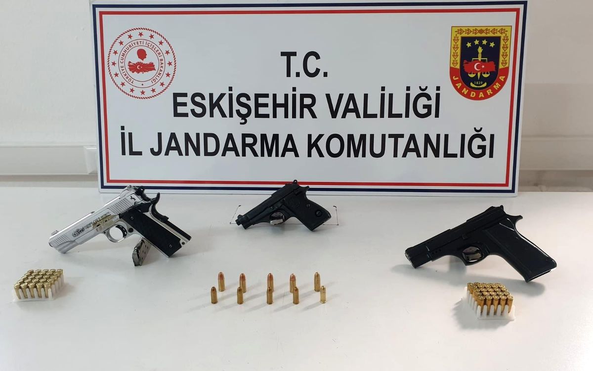 Son dakika haberi! Ruhsatsız silah satmak isterken jandarmaya yakalandılar
