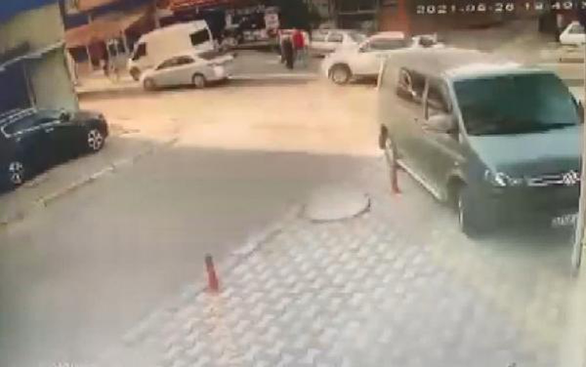 Sancaktepe\'de otomobilin çarptığı iki çocuk yola savruldu: O anlar kamerada
