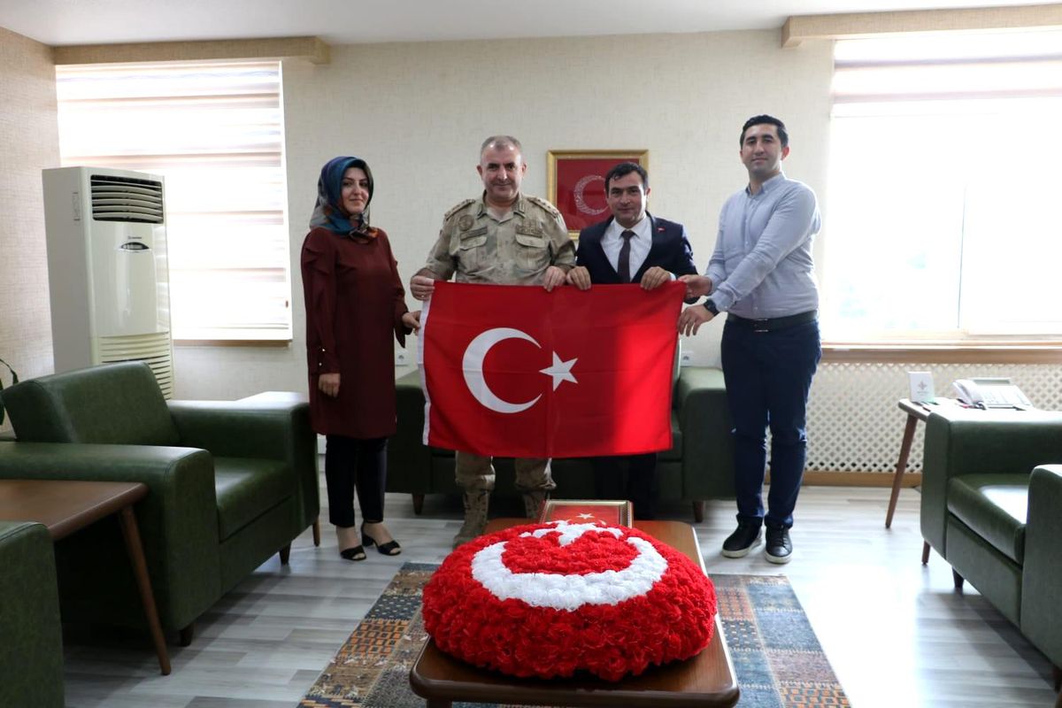 Şehit yakınları Batman İl Jandarma Komutanı Albay Çakmak\'la bir araya geldi