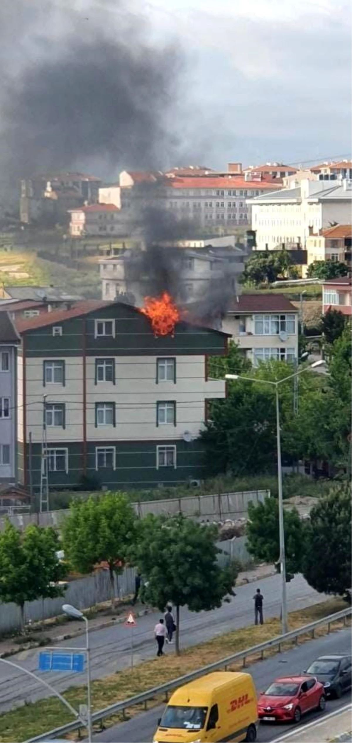 Silivri\'de 4 katlı binanın çatısı alev alev yandı