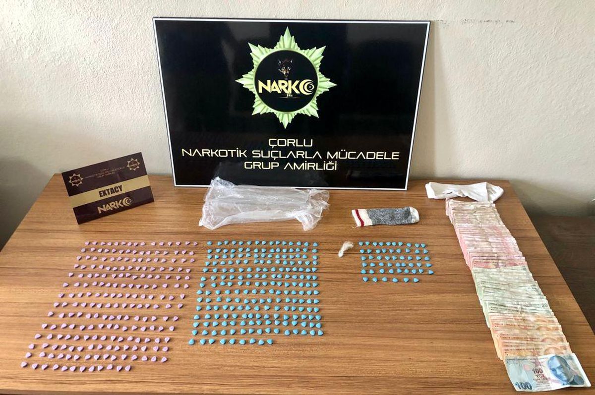 Şüpheli araçtan 464 uyuşturucu hap çıktı: 3 gözaltı