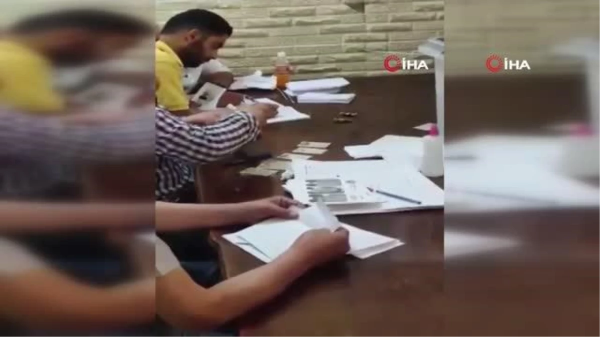Suriye\'de "demokratik" seçimGörevliler sivillere hazır oy kağıtları verdi