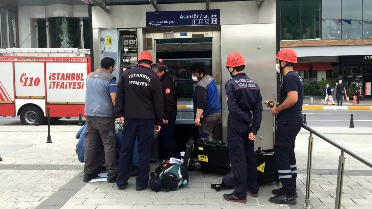 Taksim Metro asansöründe korku dolu anlar