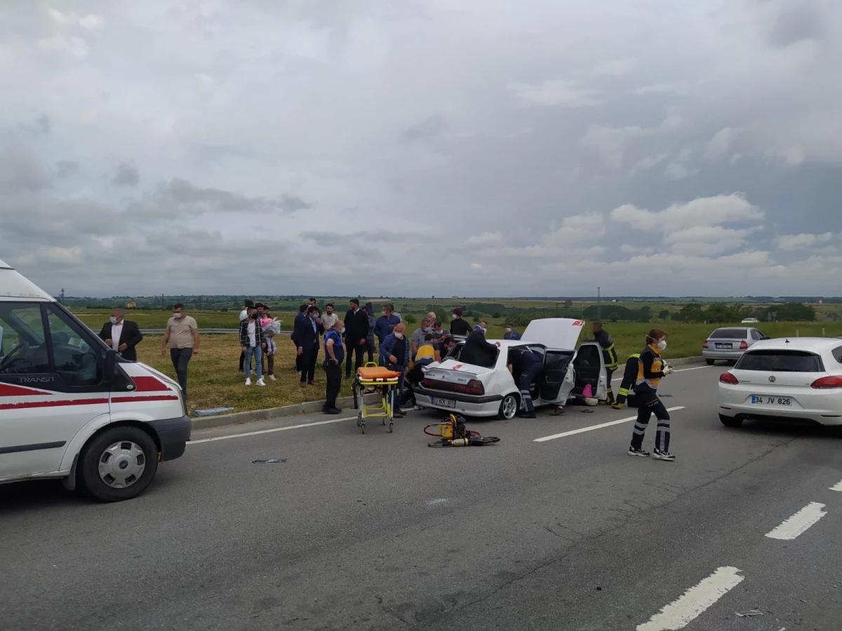 Tekirdağ\'da otomobille servis minibüsü çarpıştı: 6 yaralı