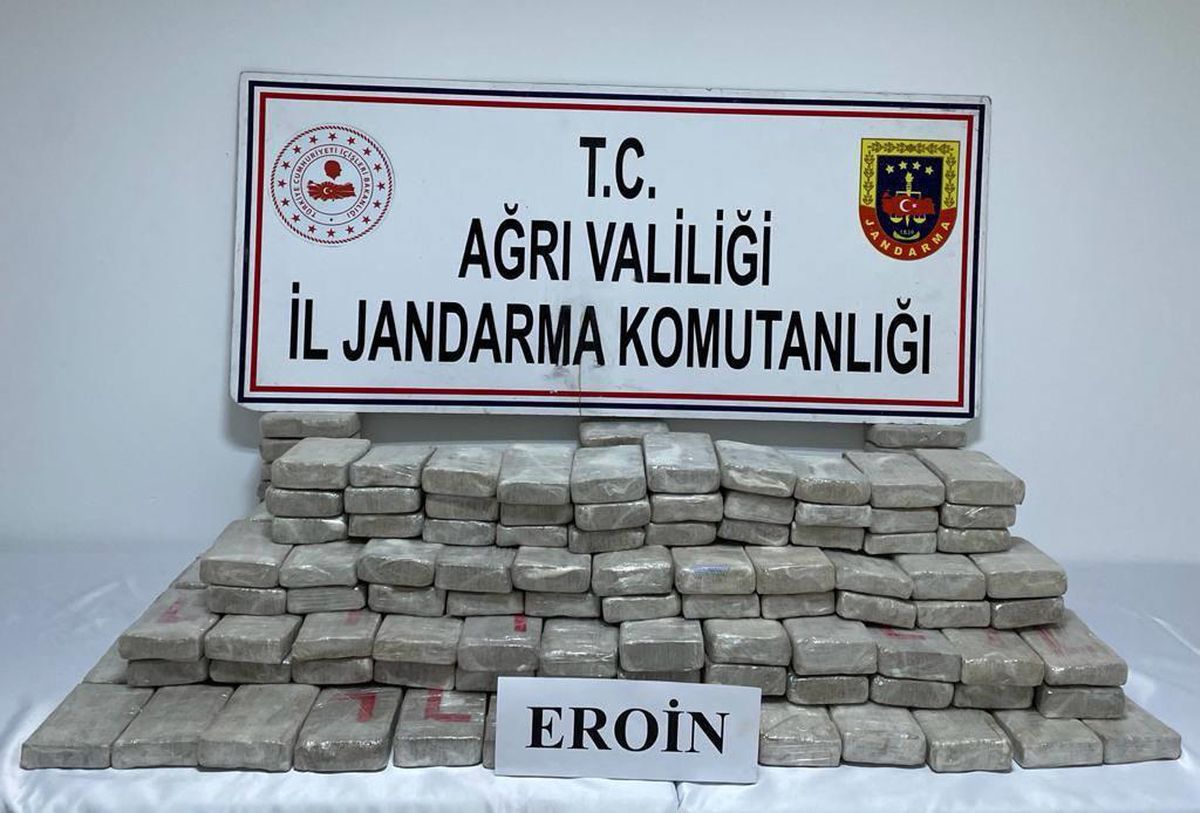 Türkiye-İran sınırında arazide 109 kilogram eroin ele geçirildi