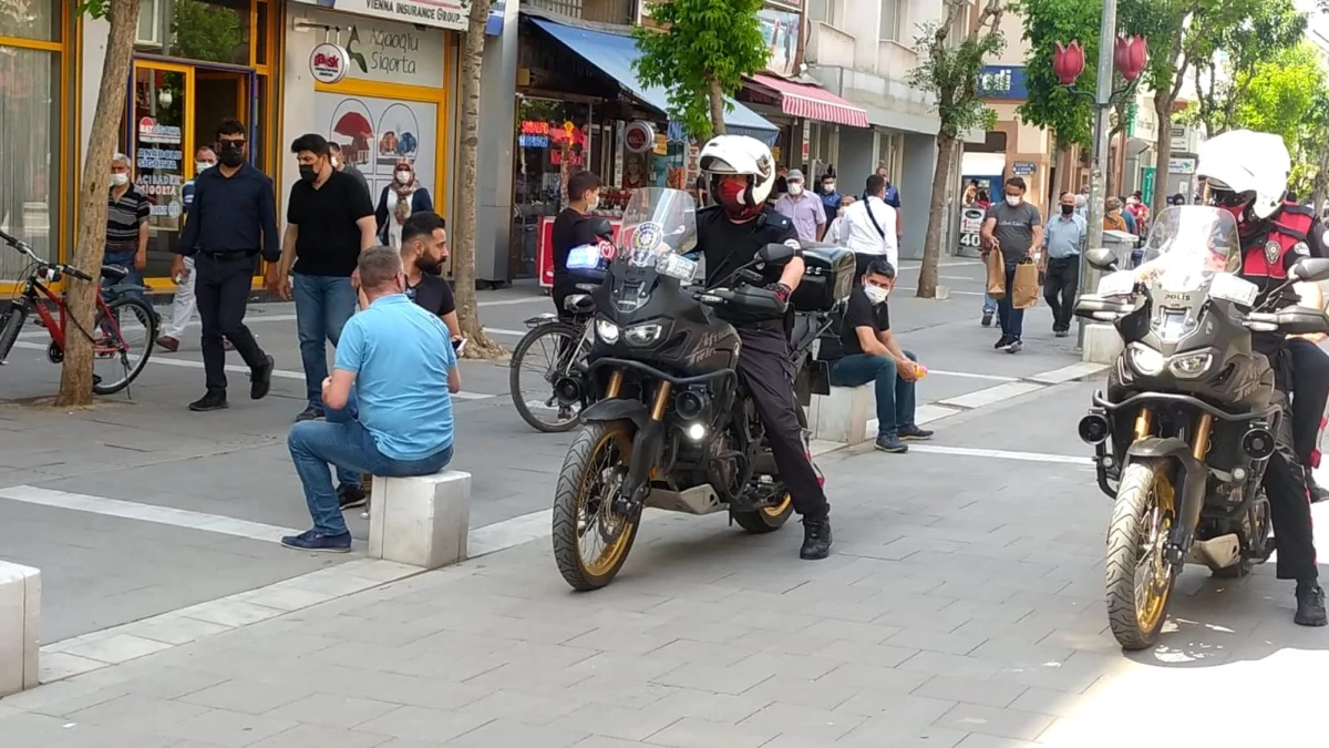 Uşak\'ta motosikletli polisler vatandaşları uyardı