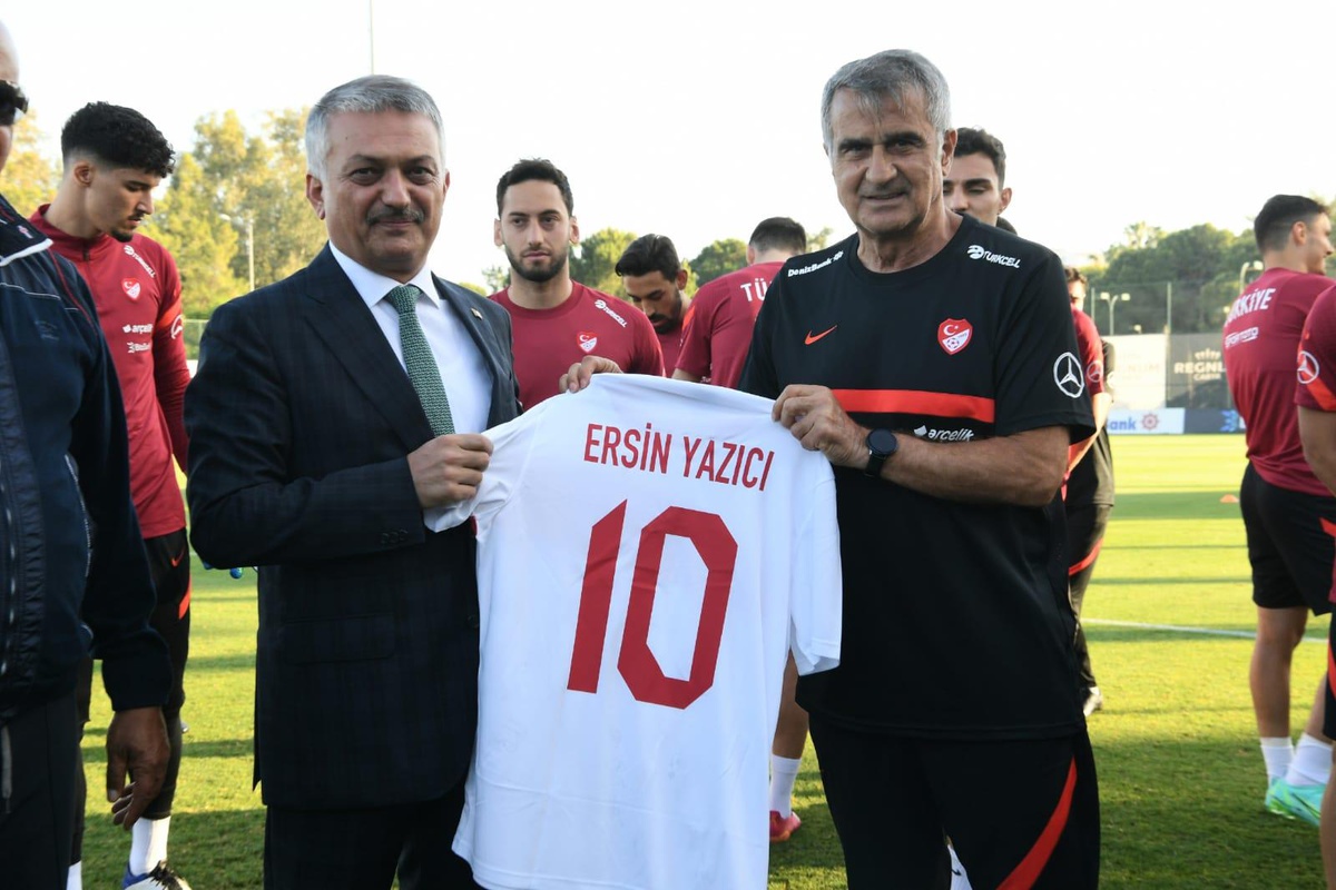 Vali Yazıcı, Antalya\'da kamp yapan A Milli Futbol Takımı\'nı ziyaret etti