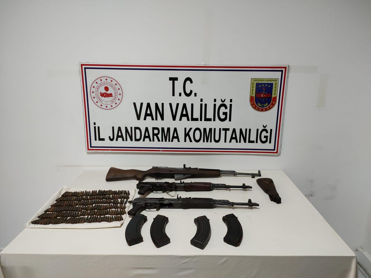 Van\'da PKK\'lı teröristlere ait silah ve mühimmat ele geçirildi