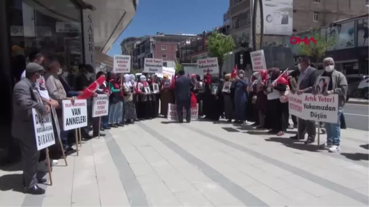 VAN TÜRK BAYRAĞI VE OĞLUNUN FOTOĞRAFINI ÖPÜP, \'TESLİM OL\' ÇAĞRISI YAPTI