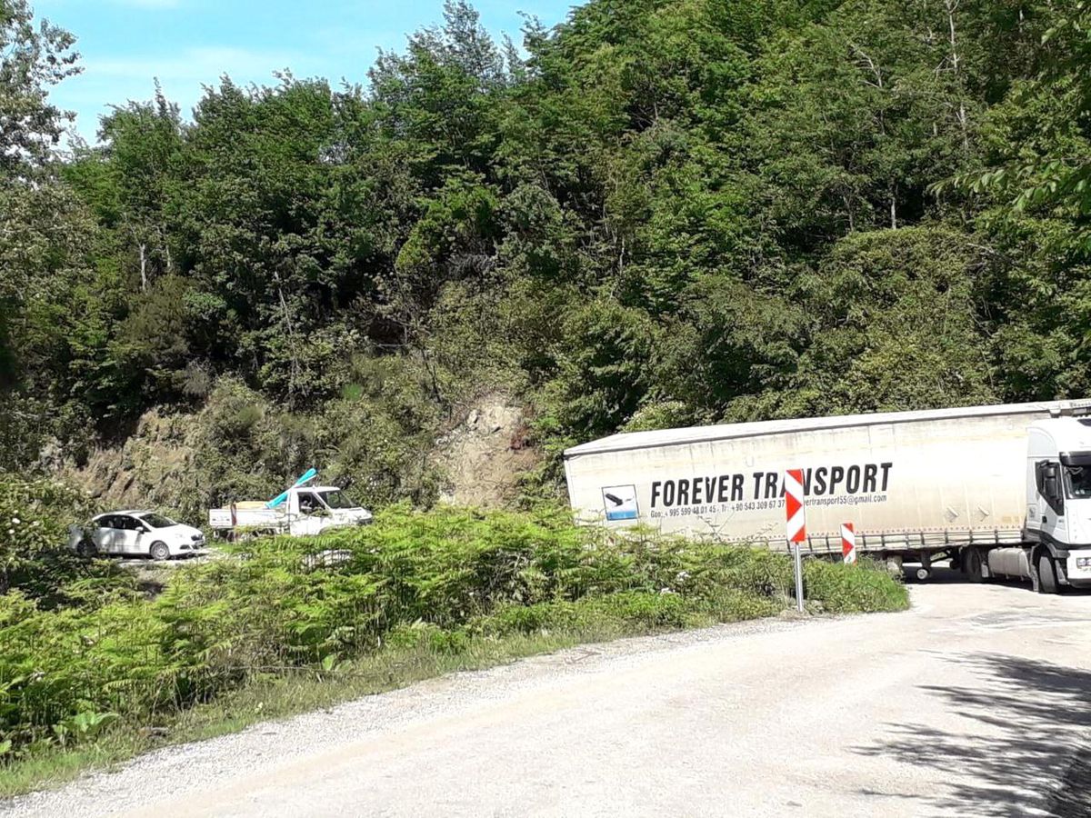 Virajı alamayan tır, yolu ulaşıma kapattı