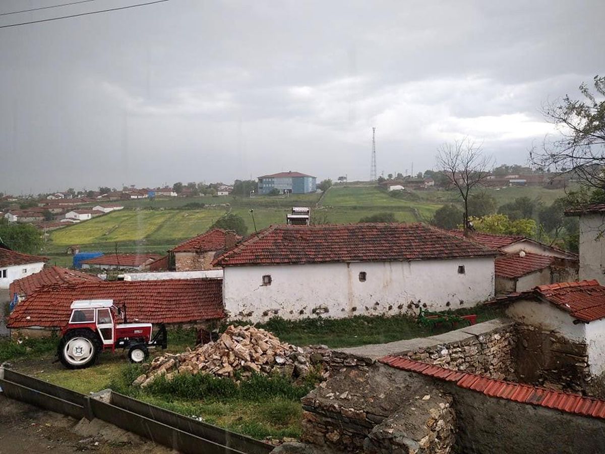 Yağan yağmur köylülerin yüzünü güldürdü