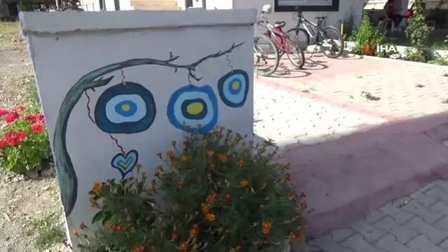 Yaşadıkları sokağı açık hava resim sergisine çevirdiler Yaşadıkları sokağı açık hava resim sergisine çevirdiler