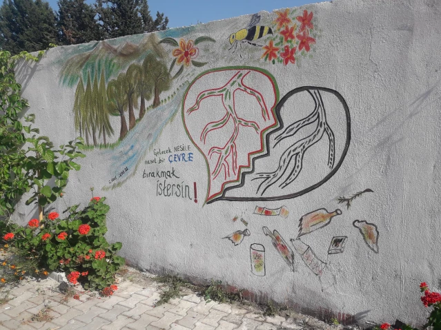 Yerel Hatay'da yaşadıkları mekanı güzelleştirmek isteyen aile, duvarlara rengarenk resimler çizdi