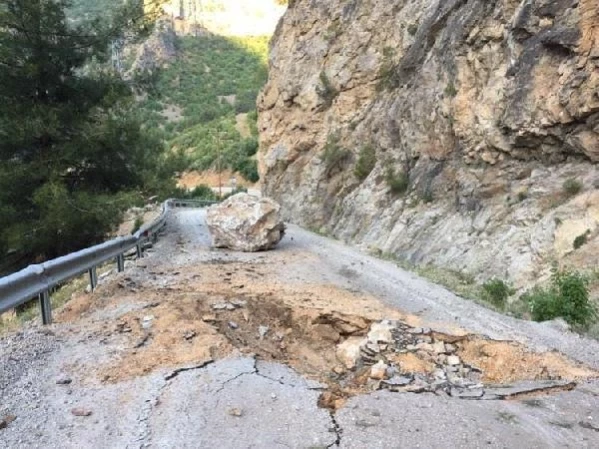 Yola düşen kayalar nedeniyle 6 mahallenin ulaşımı kesildi
