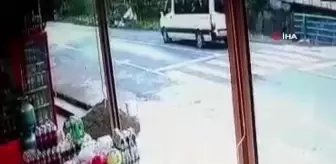 Yolun karşısına geçmek isterken kamyonet çarptı, o anlar kamerada