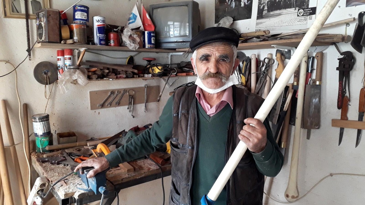 76 yaşındaki vatandaş ekmeğini 'sap'tan çıkarıyor