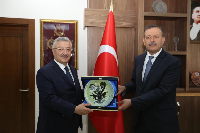 AK Parti İzmir Milletvekili Nasır, BEÜ Rektörü Prof. Dr. Elmastaş'ı ziyaret etti